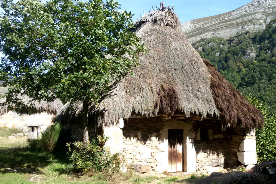 traditionelles Häuschen mit Strohdach