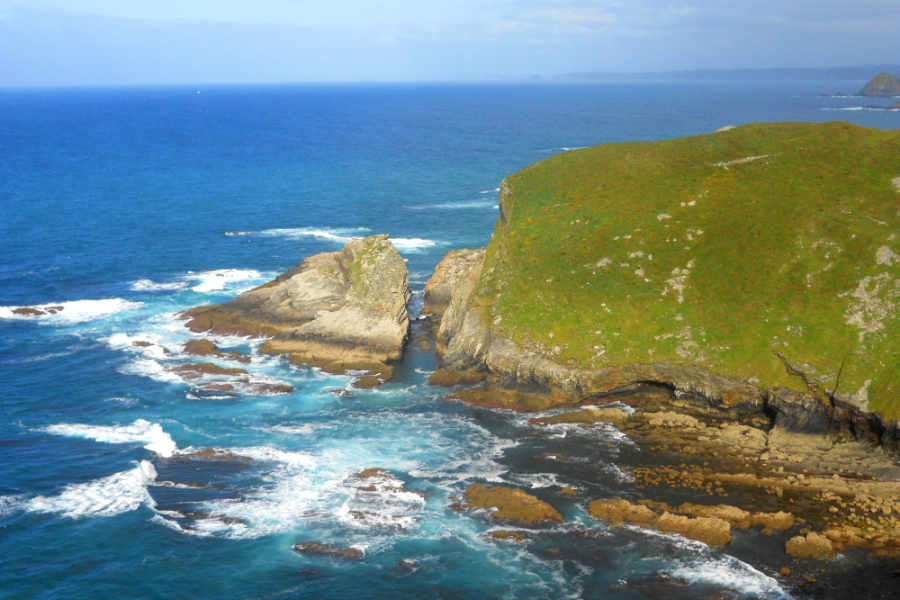 Meer, blaues Wasser, grünes Ufer