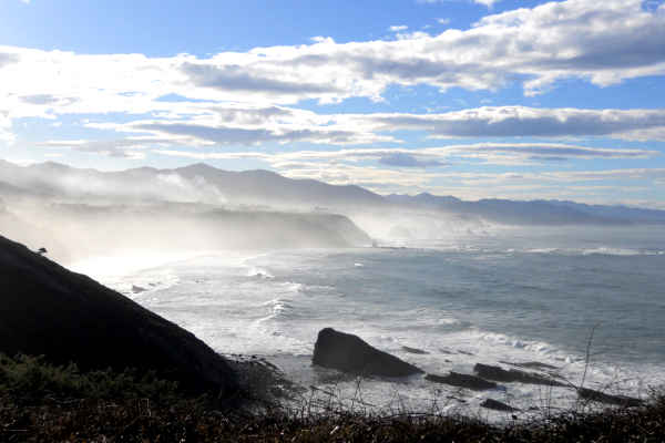 Raues Meer mit Felsen